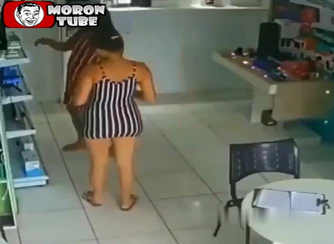 Video :A Latina robs a business by using her buttocks